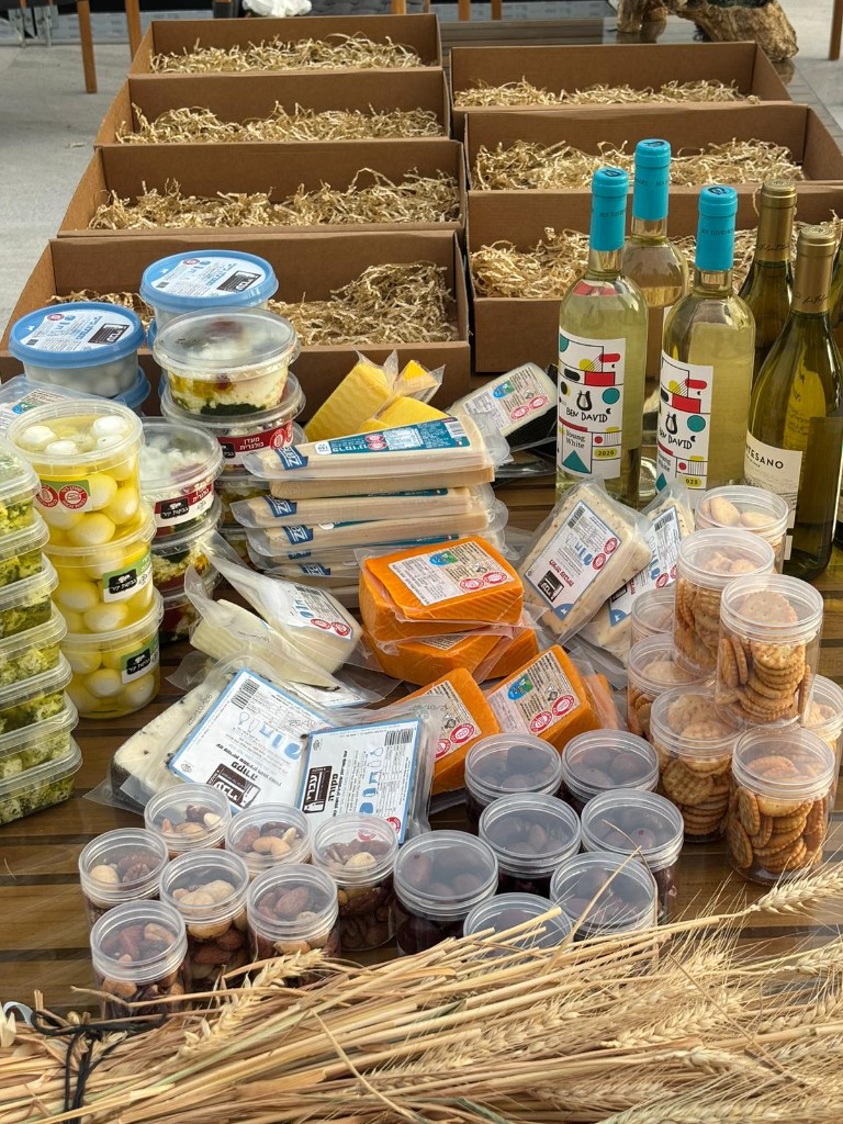מארז רובינה עם גבינות, יין ותוספות מובחרות