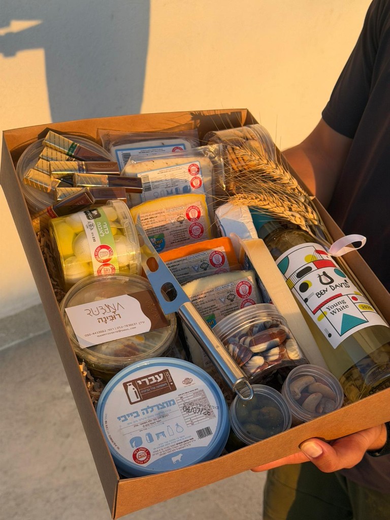 סלסלת פיקניק יוקרתית של רובינה בשדה