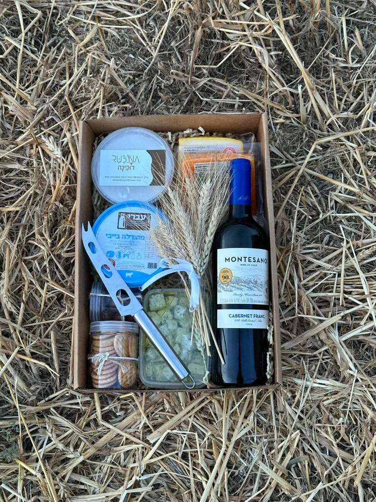 מארז קלאסי פתוח — תצוגה מלאה על רקע קש